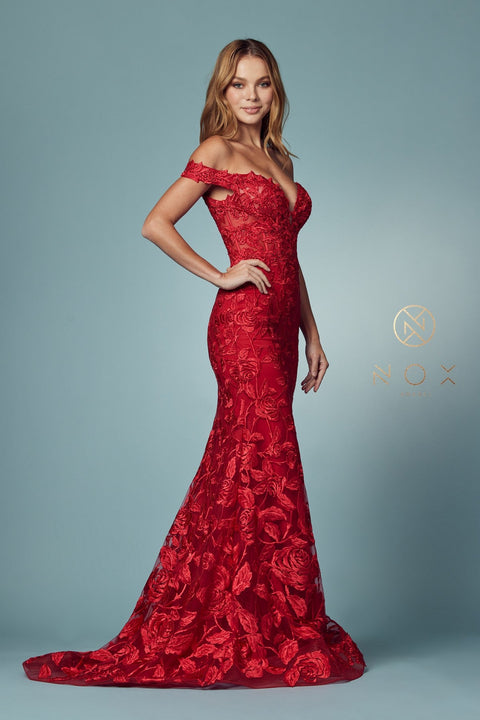 Vestido sirena con hombros descubiertos y apliques de Nox Anabel C439