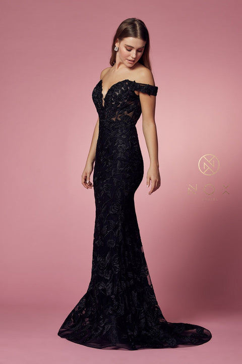 Vestido sirena con hombros descubiertos y apliques de Nox Anabel C439